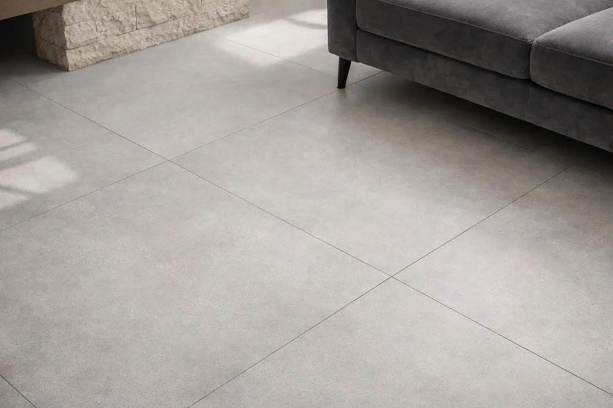 Carrelage gris clair format 60x60 grande dalle s'adaptant à tous les styles déco minimaliste chic industriel loft scandinave lumineux
