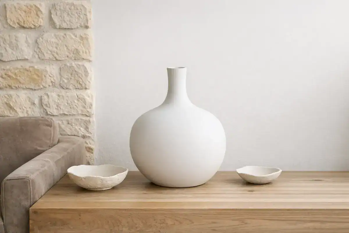 céramique blanche mate vase col étroit coupelle artisanale décoration salon minimaliste 2026