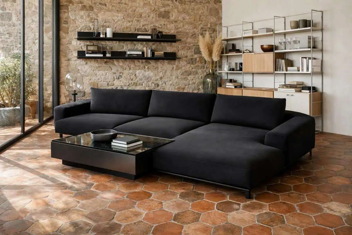 Mobilier noir mat avec plateau verre pour salon moderne epure avec tomettes carrees hexagonales patinees
