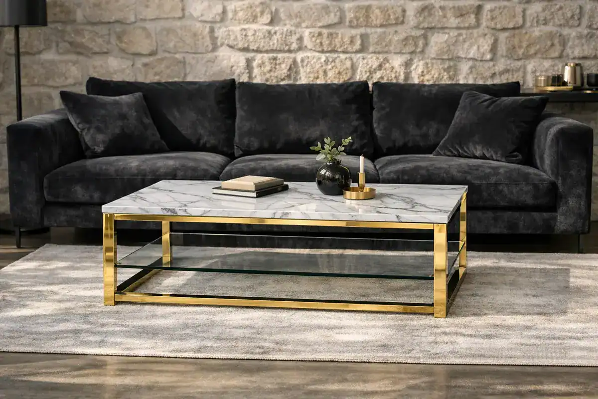 Table basse en marbre blanc veiné sur pieds métal doré pour contraster le noir d'un canapé velours salon luxe