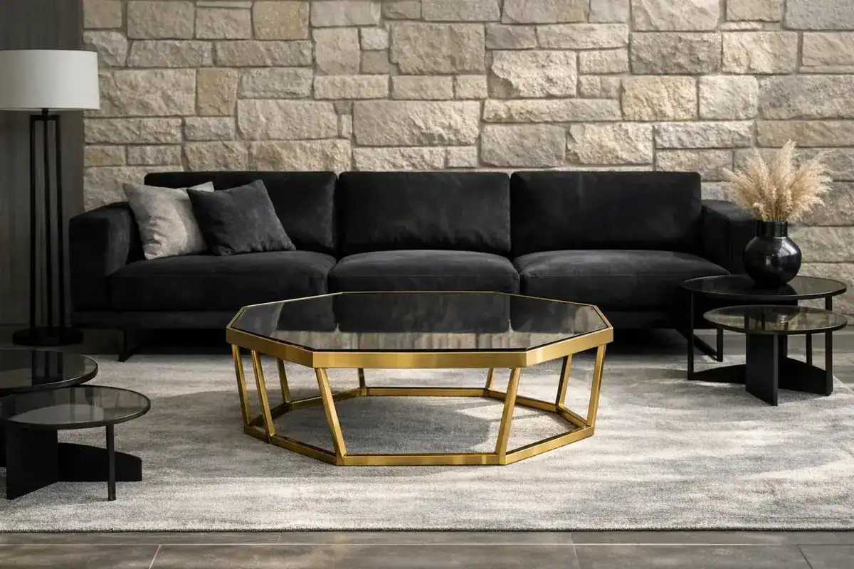 Table basse verre fumé et métal doré meuble minimaliste lignes épurées pour salon canapé noir