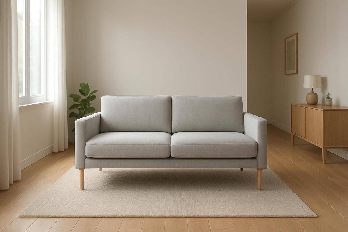 canapé peu profond sur pieds fins métal bois clair pour aménager un salon en longueur