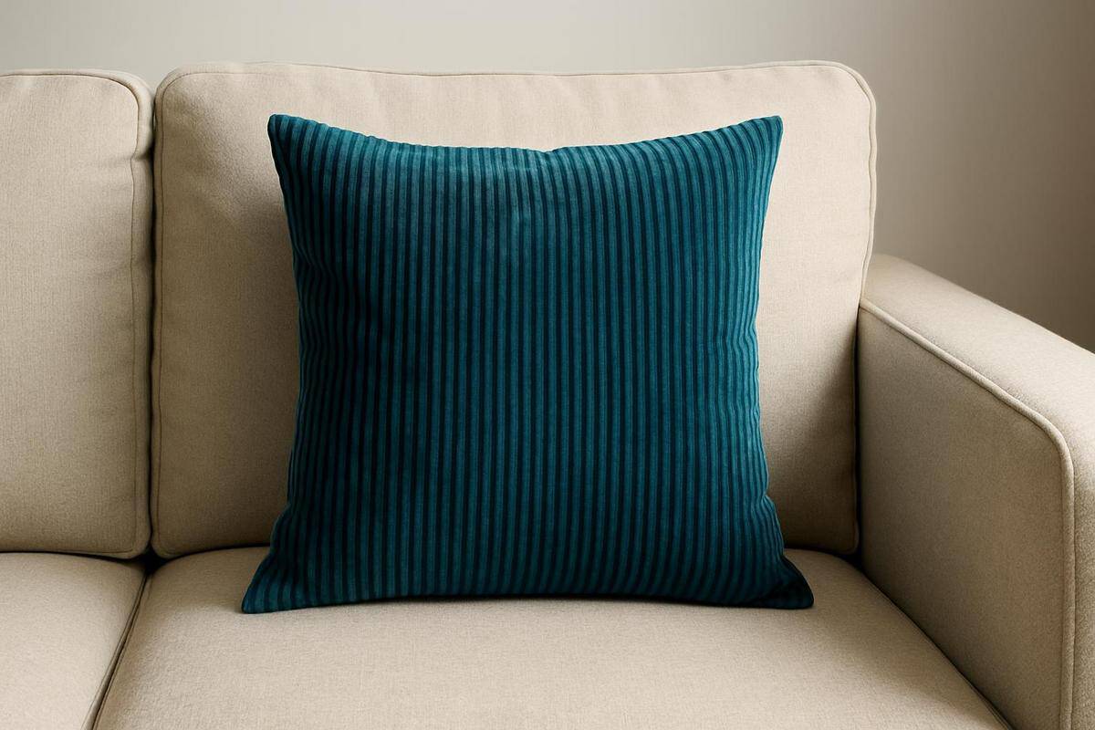 coussin en velours côtelé bleu canard sur canapé beige sable, idée déco contraste chromatique salon