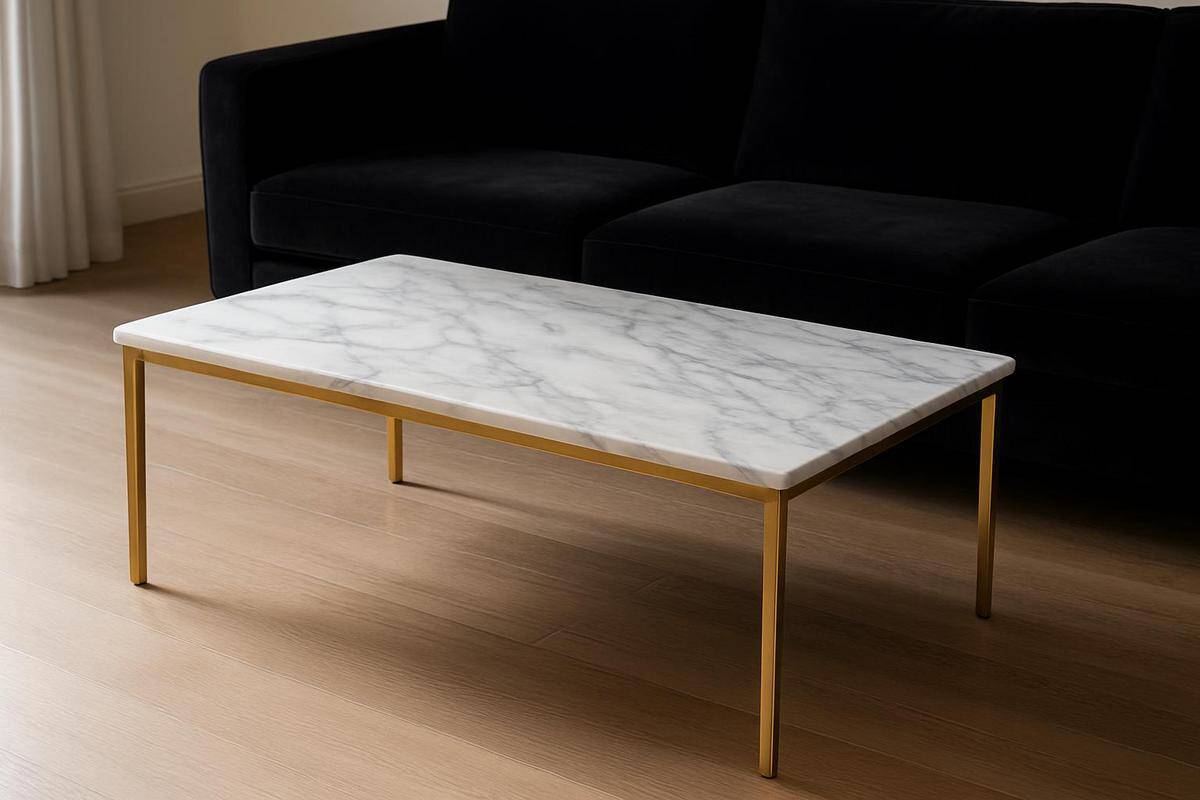 Table basse en marbre blanc veiné sur pieds métal doré pour contraster le noir d'un canapé velours salon luxe