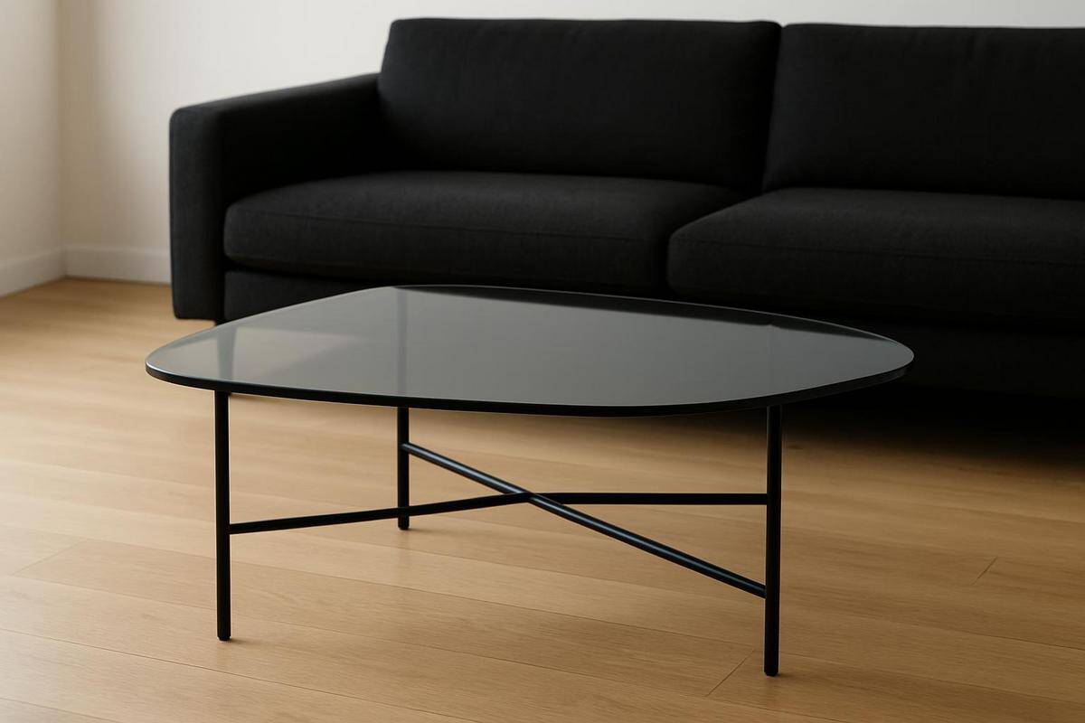 Table basse verre fumé et métal doré meuble minimaliste lignes épurées pour salon canapé noir