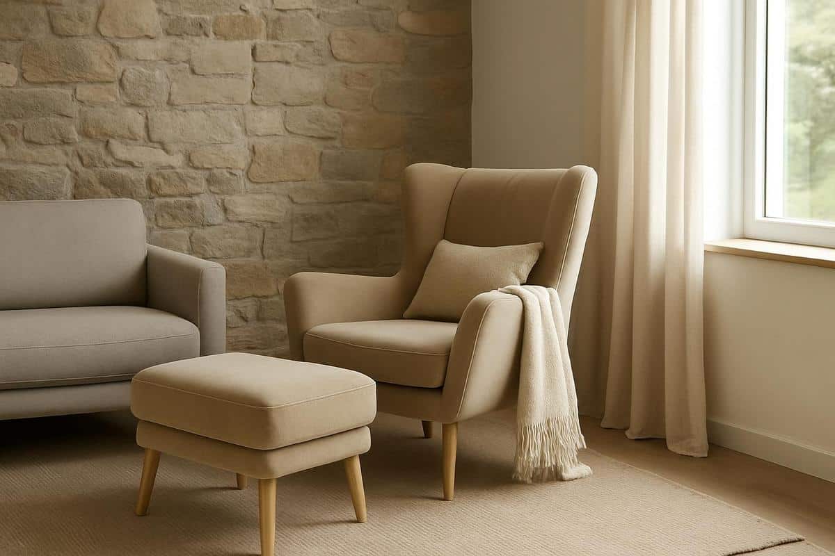 fauteuil aux lignes simples avec repose-pieds assorti, tissu beige gris, mobilier minimaliste scandinave