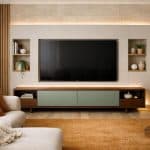 Idée déco salon TV design et minimaliste avec meuble TV bas en noyer, façades vert sauge, TV intégrée dans une composition murale épurée, éclairage LED blanc chaud et textiles texturés terre de Sienne pour ambiance contemporaine chaleureuse